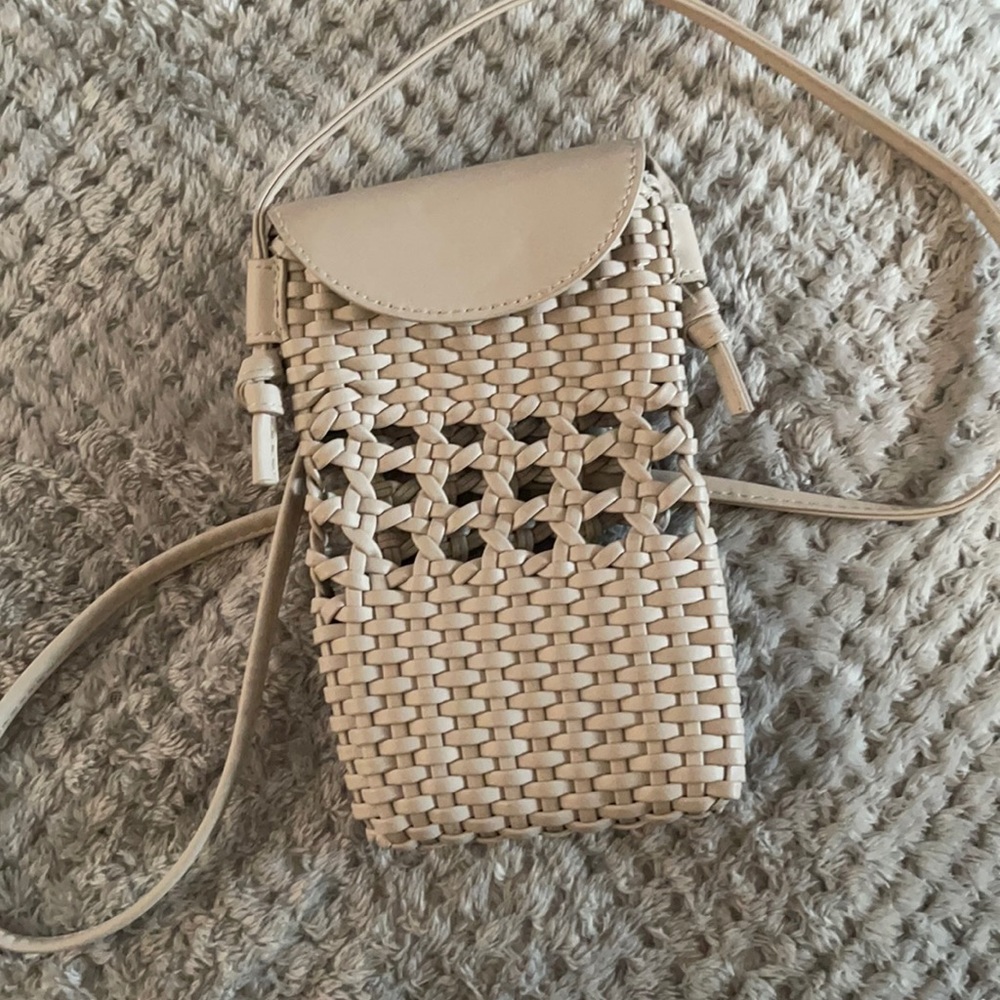 Small netted crossbody bag